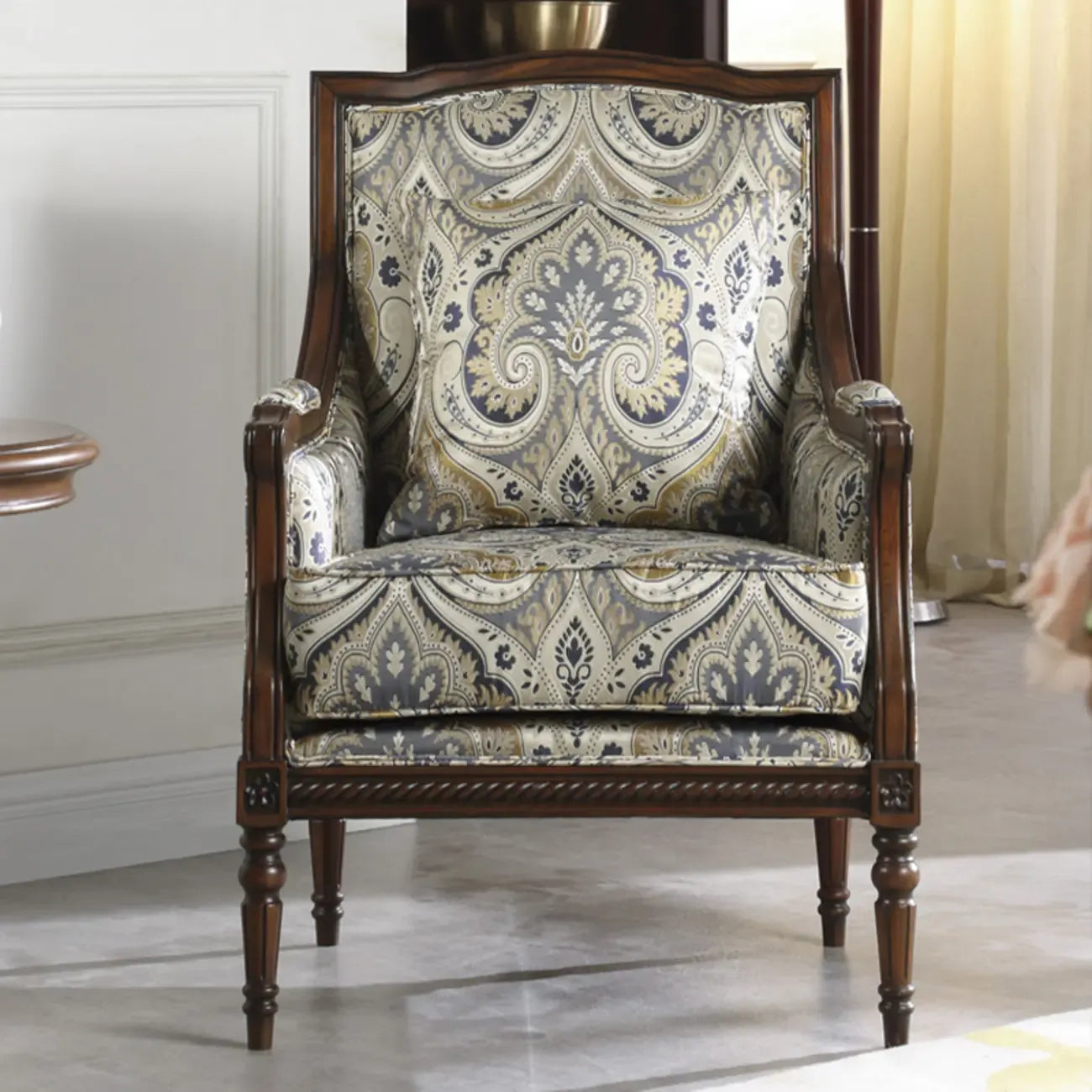 Fauteuil vintage en tissu à motif floral avec coussin