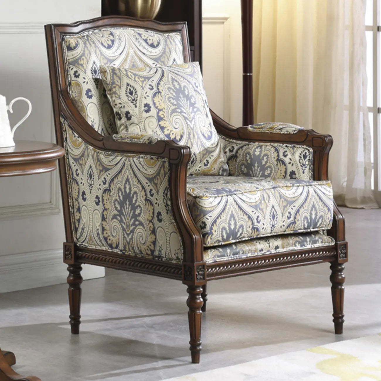 Fauteuil vintage en tissu à motif floral avec coussin