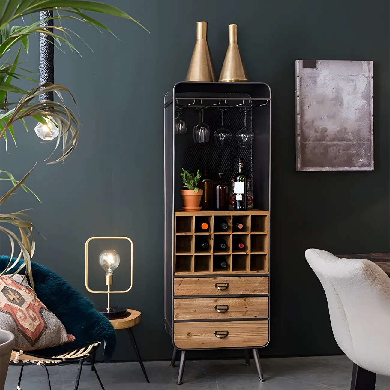 Casier à vin industriel en bois brun avec porte-verres et tiroirs