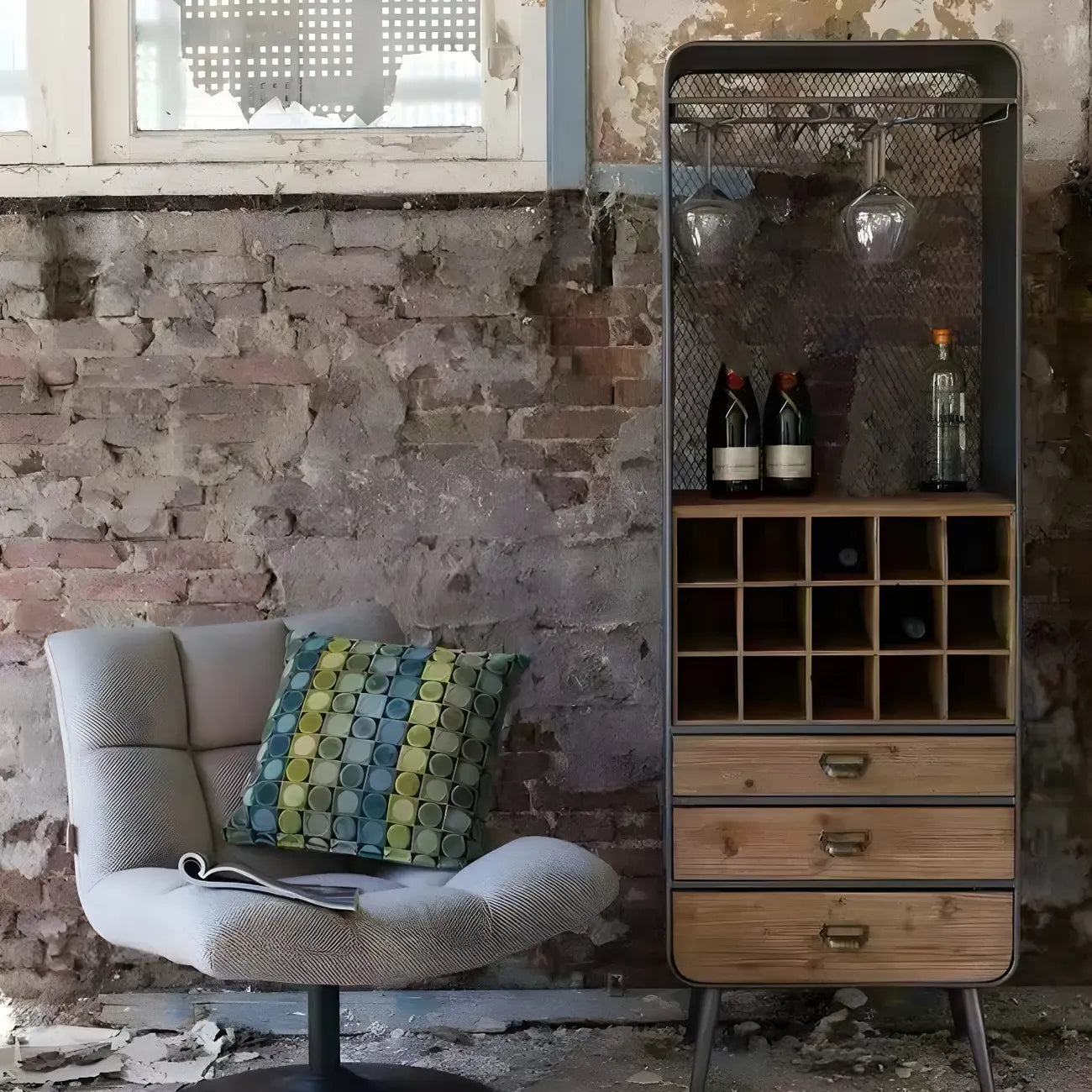 Casier à vin industriel en bois brun avec porte-verres et tiroirs