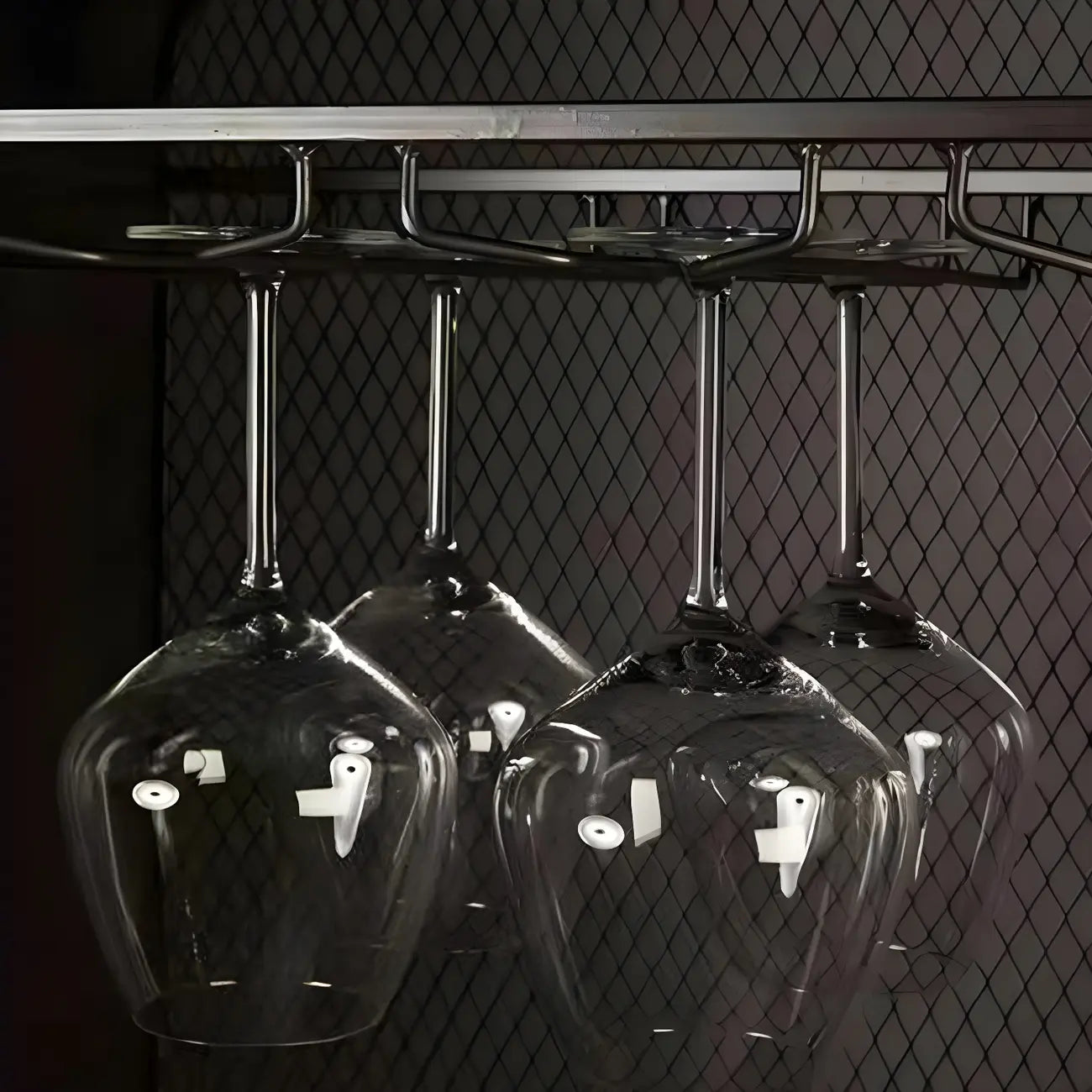 Casier à vin industriel en bois brun avec porte-verres et tiroirs