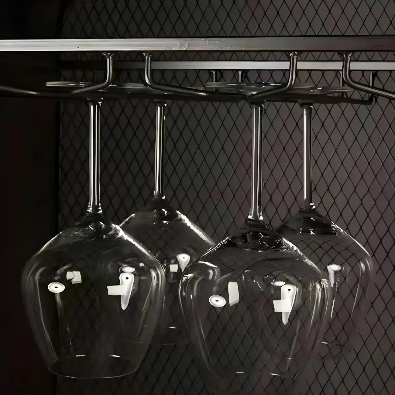 Casier à vin industriel en bois brun avec porte-verres et tiroirs