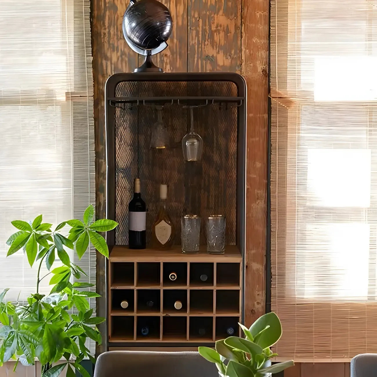 Casier à vin industriel en bois brun avec porte-verres et tiroirs