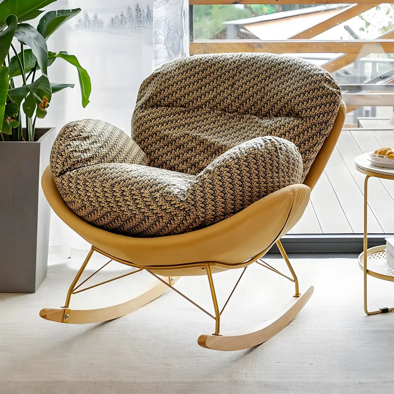 Fauteuil à bascule moderne recouvert de velours avec pieds en bois