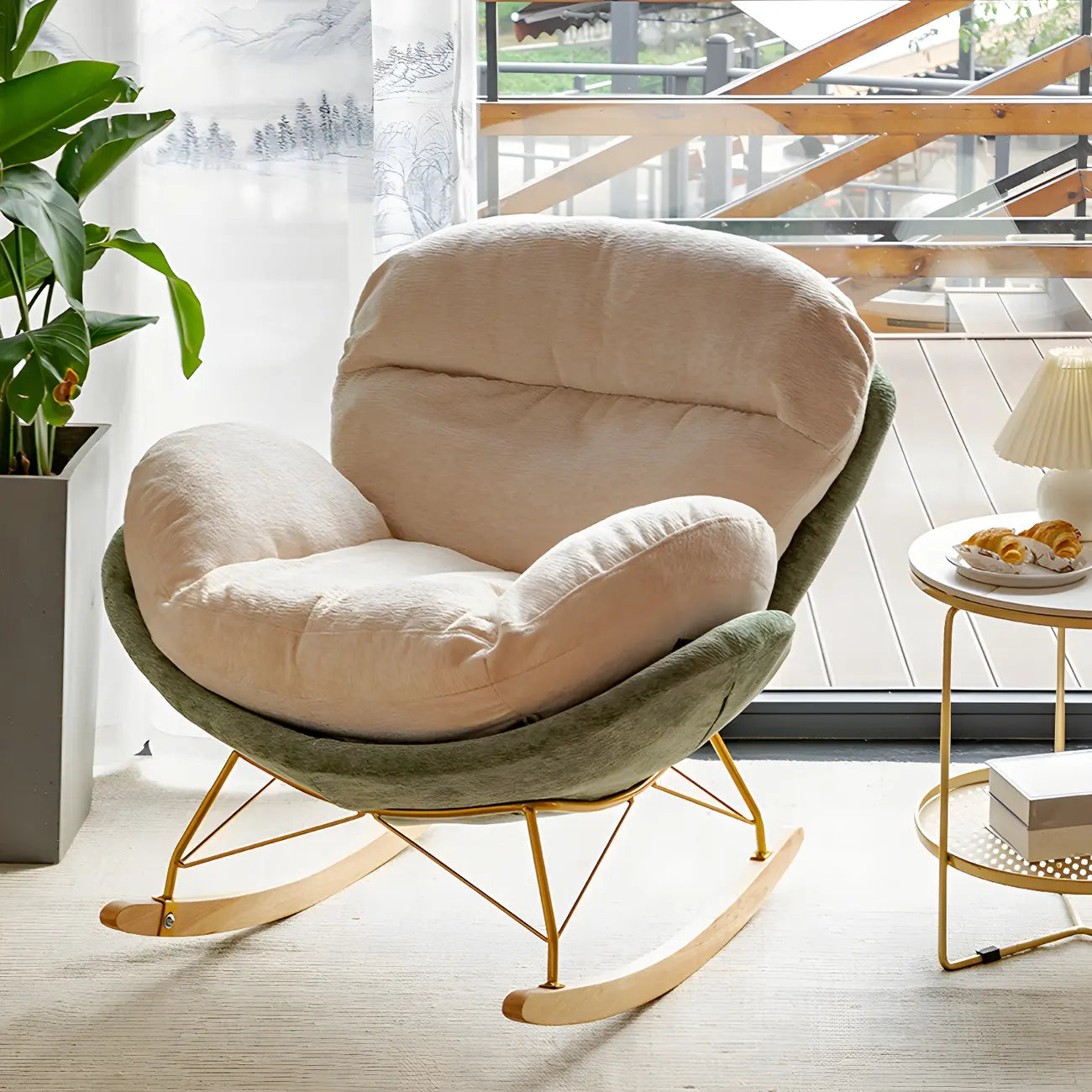 Fauteuil à bascule moderne recouvert de velours avec pieds en bois