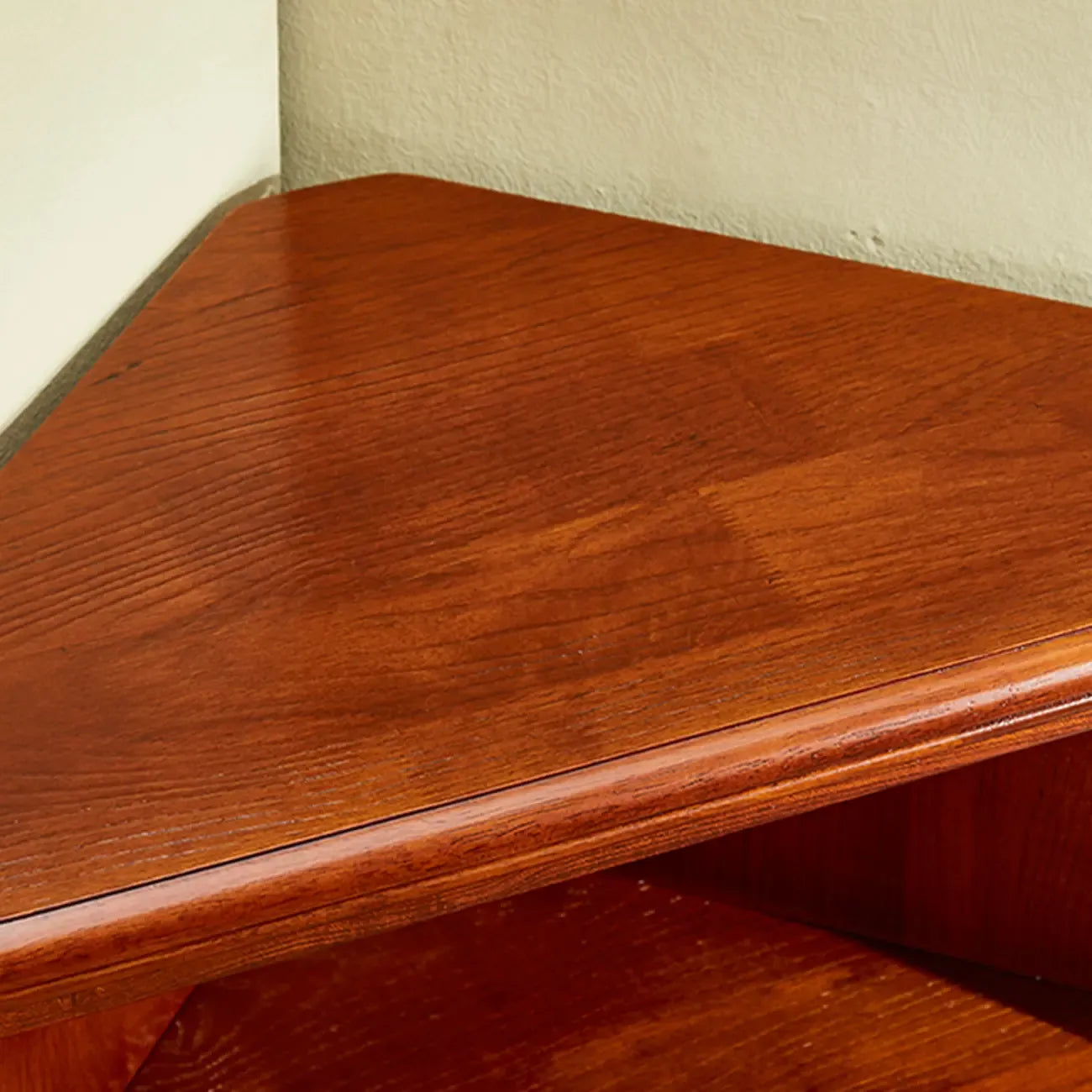 Meuble d'angle de rangement classique avec portes vitrées et étagère