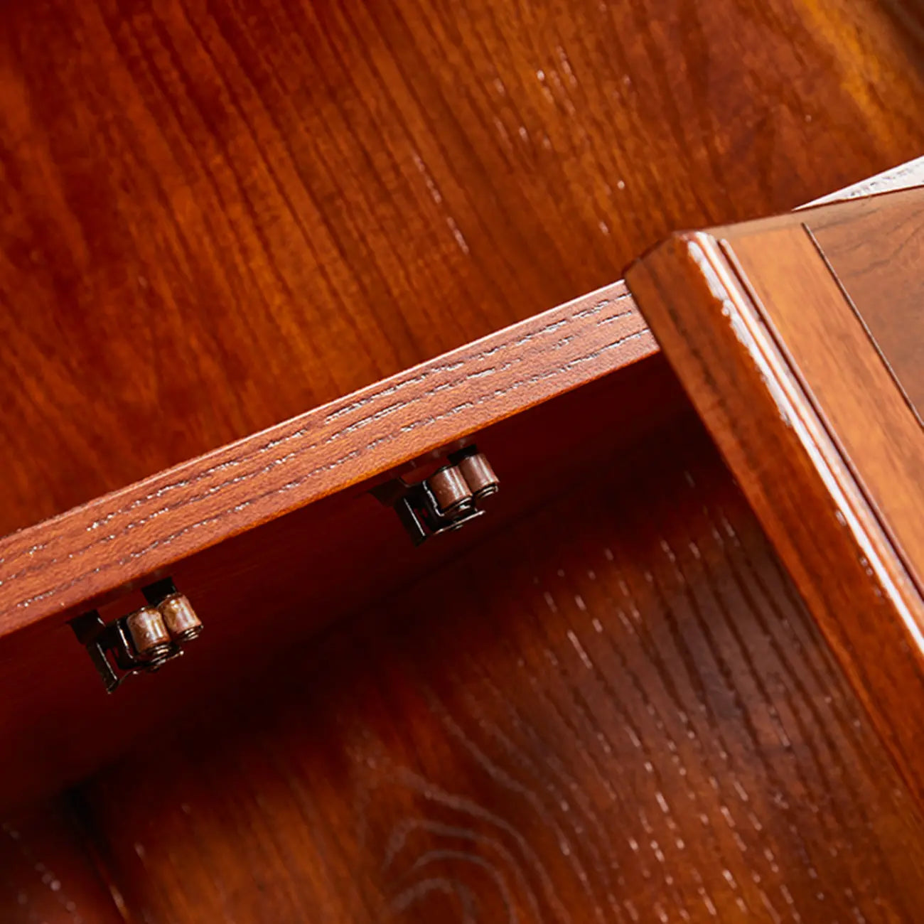 Meuble d'angle de rangement classique avec portes vitrées et étagère