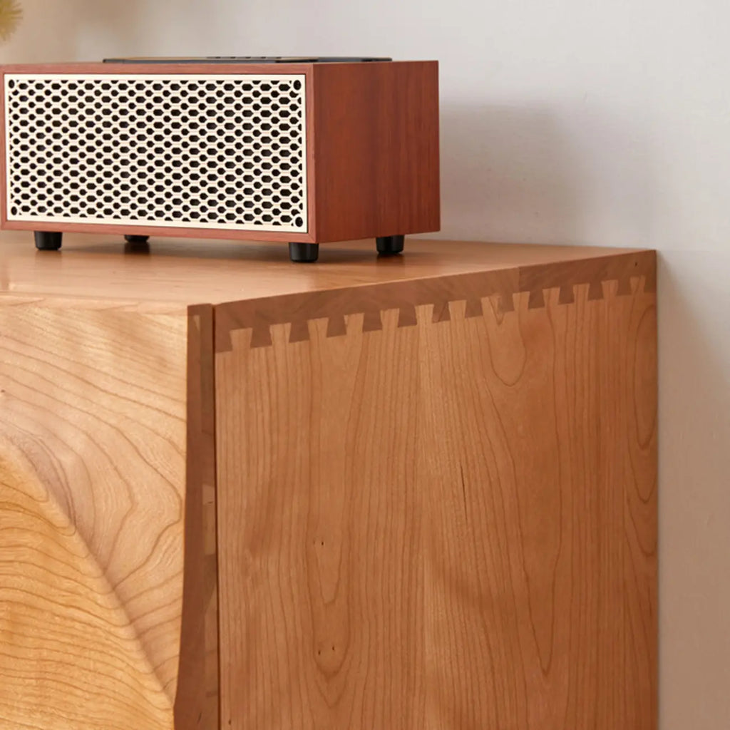 Commode carrée vintage en bois de cerisier texturé de 45 cm de hauteur avec 5 tiroirs