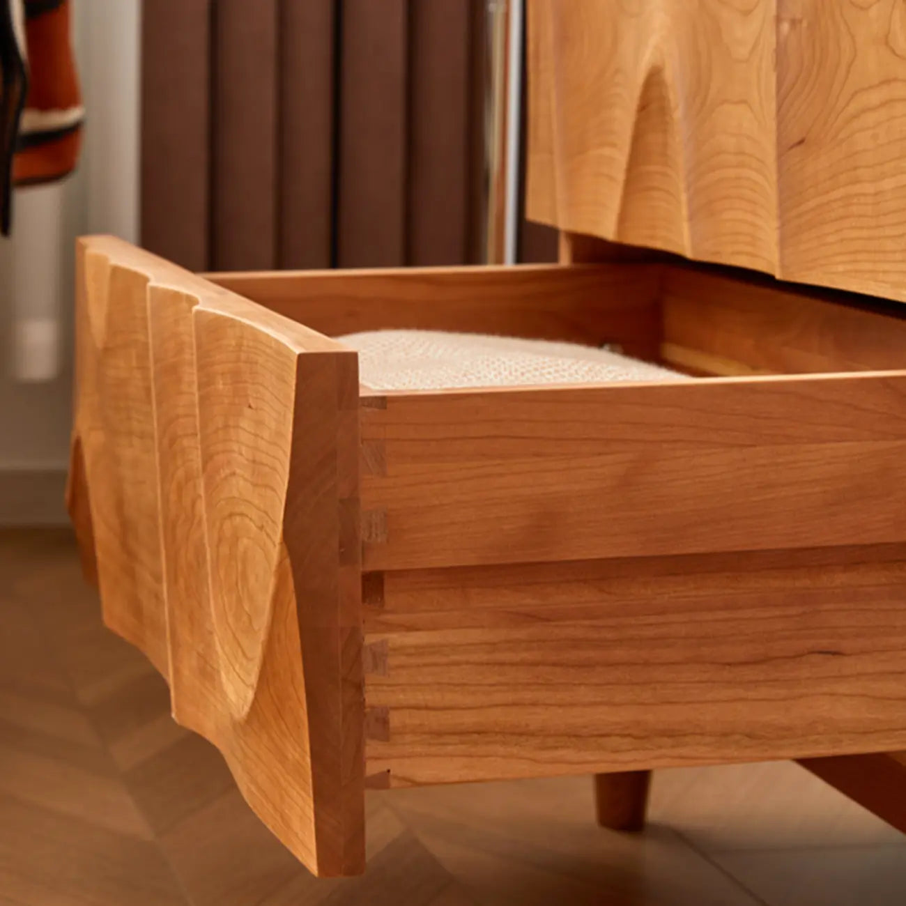 Commode carrée vintage en bois de cerisier texturé de 45 cm de hauteur avec 5 tiroirs