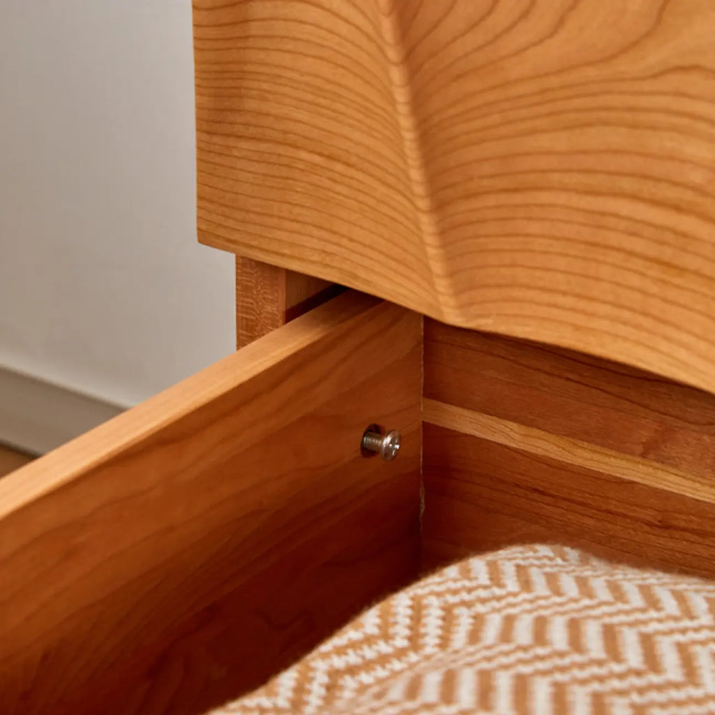 Commode carrée vintage en bois de cerisier texturé de 45 cm de hauteur avec 5 tiroirs