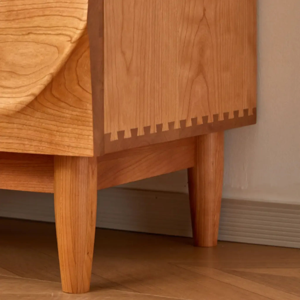 Commode carrée vintage en bois de cerisier texturé de 45 cm de hauteur avec 5 tiroirs