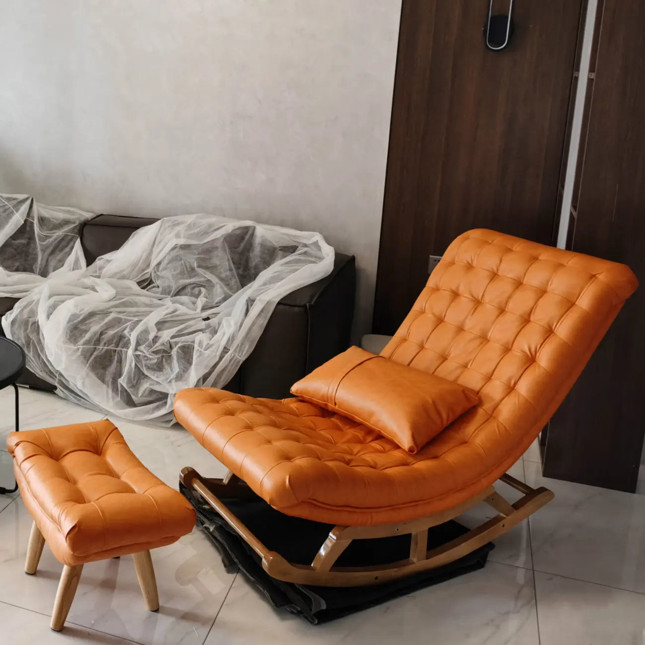 Fauteuil à bascule ergonomique moderne rembourré avec repose-pieds