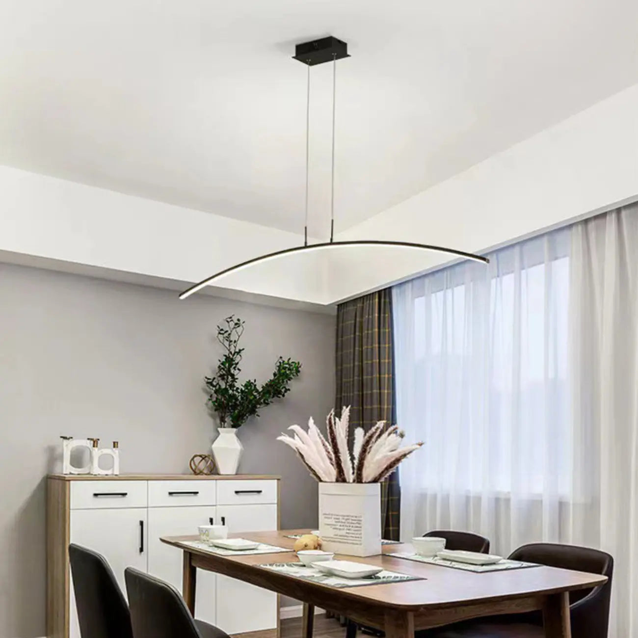 Suspension LED linéaire noire en gel de silice pour îlot, en forme d'arche.