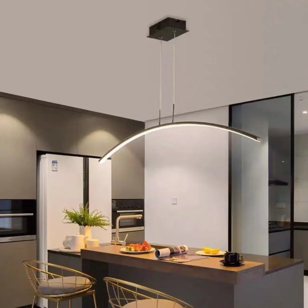 Suspension LED linéaire noire en gel de silice pour îlot, en forme d'arche.