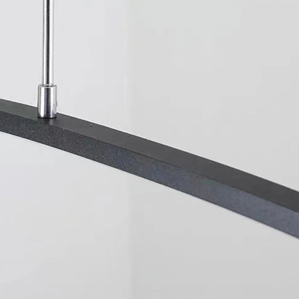 Suspension LED linéaire noire en gel de silice pour îlot, en forme d'arche.