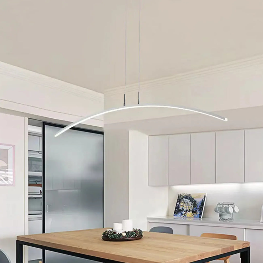 Suspension LED linéaire noire en gel de silice pour îlot, en forme d'arche.