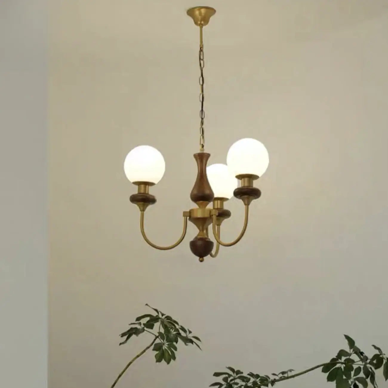 Lustre simple en bois, or et verre blanc, or