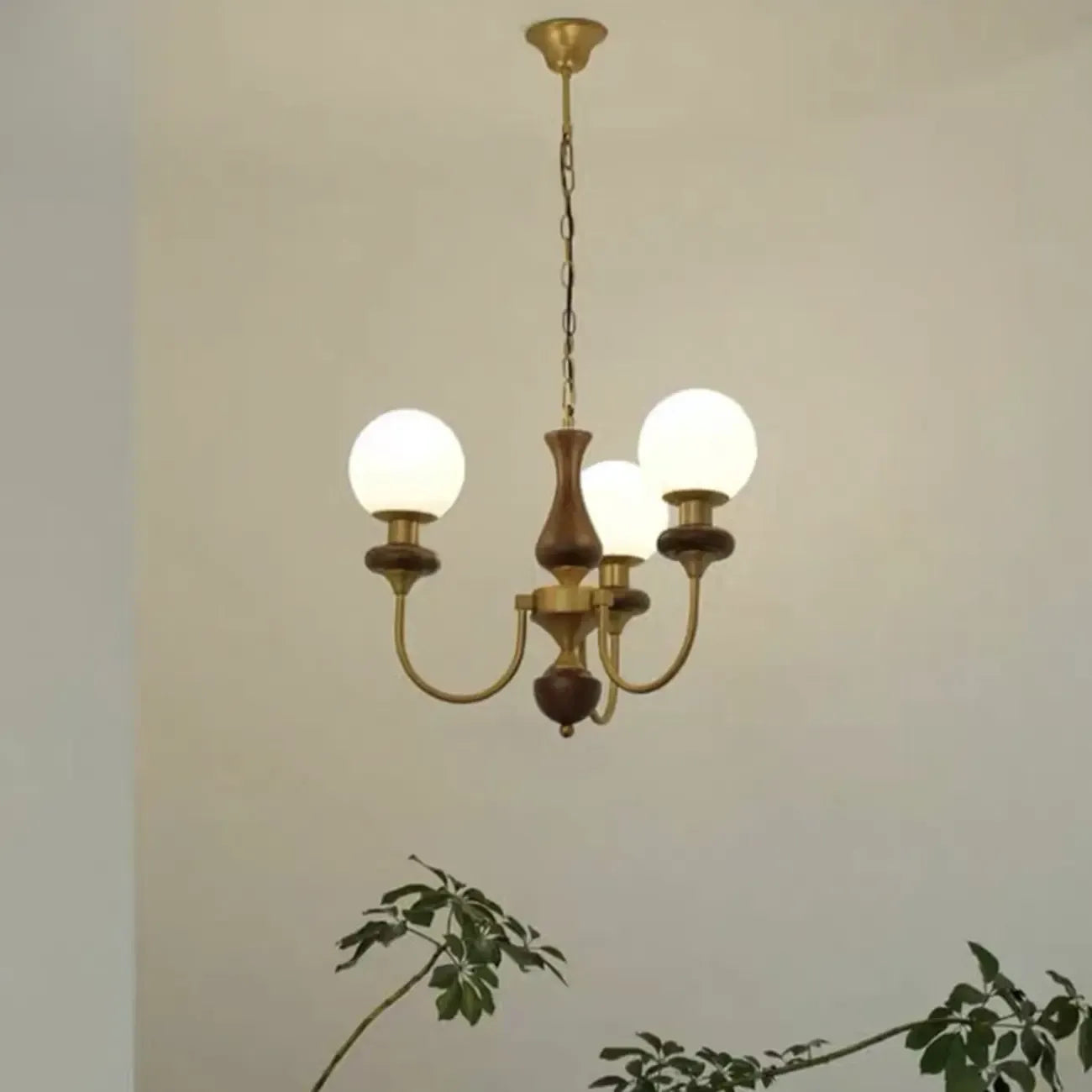 Lustre simple en bois, or et verre blanc, or