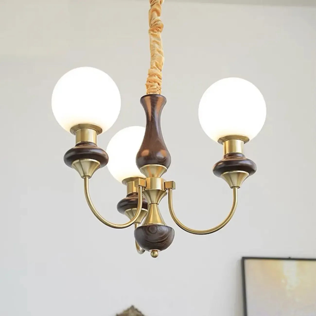 Lustre simple en bois, or et verre blanc, or