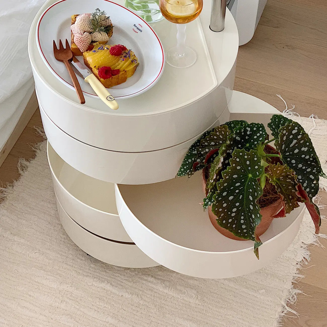 Table de chevet pivotante blanc cassé simple avec tiroirs de rangement