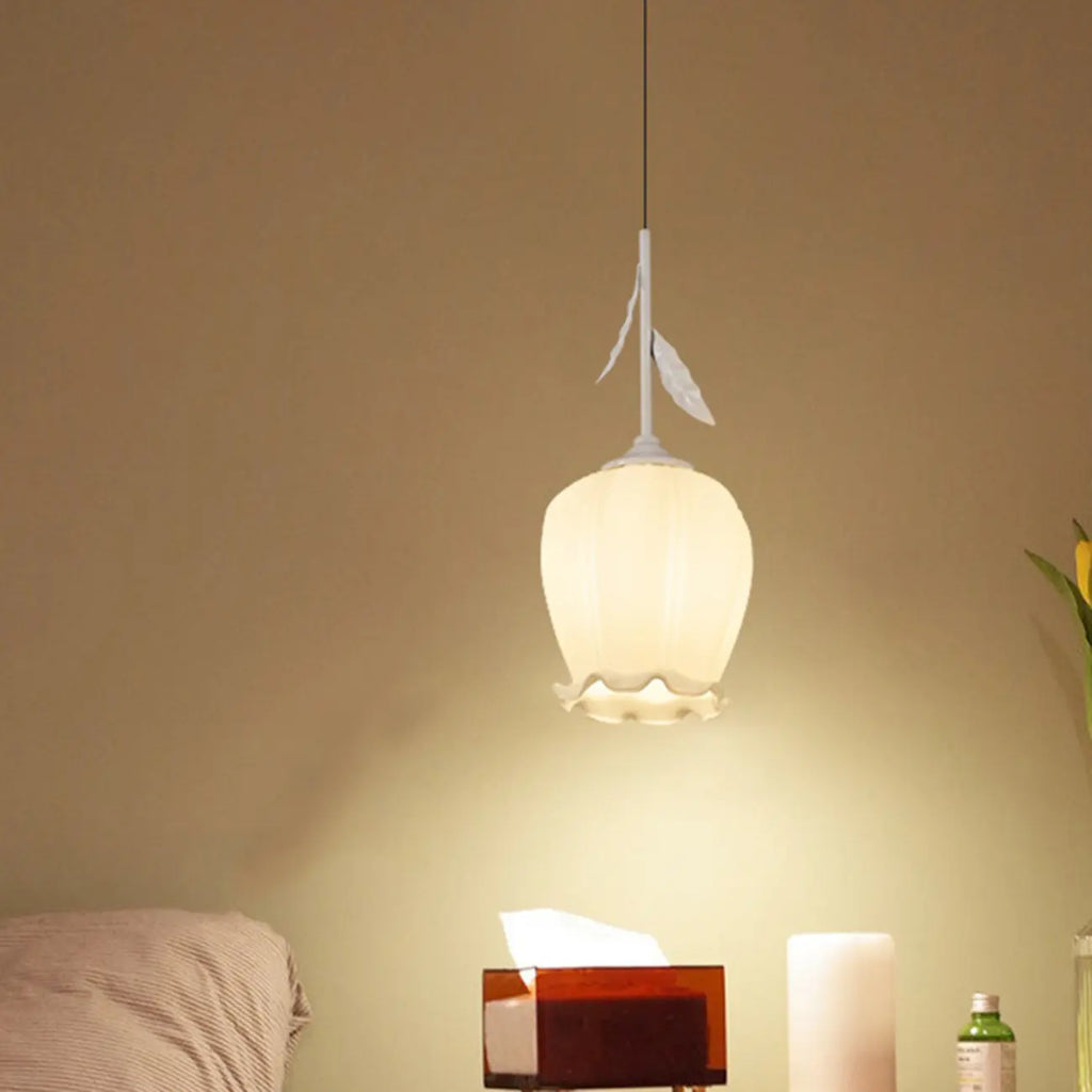 Lampe de chevet enfant, suspension tulipe en verre blanc