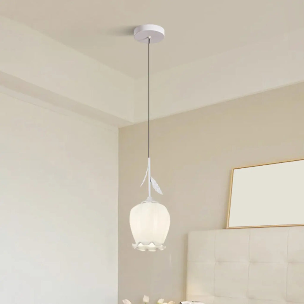 Lampe de chevet enfant, suspension tulipe en verre blanc