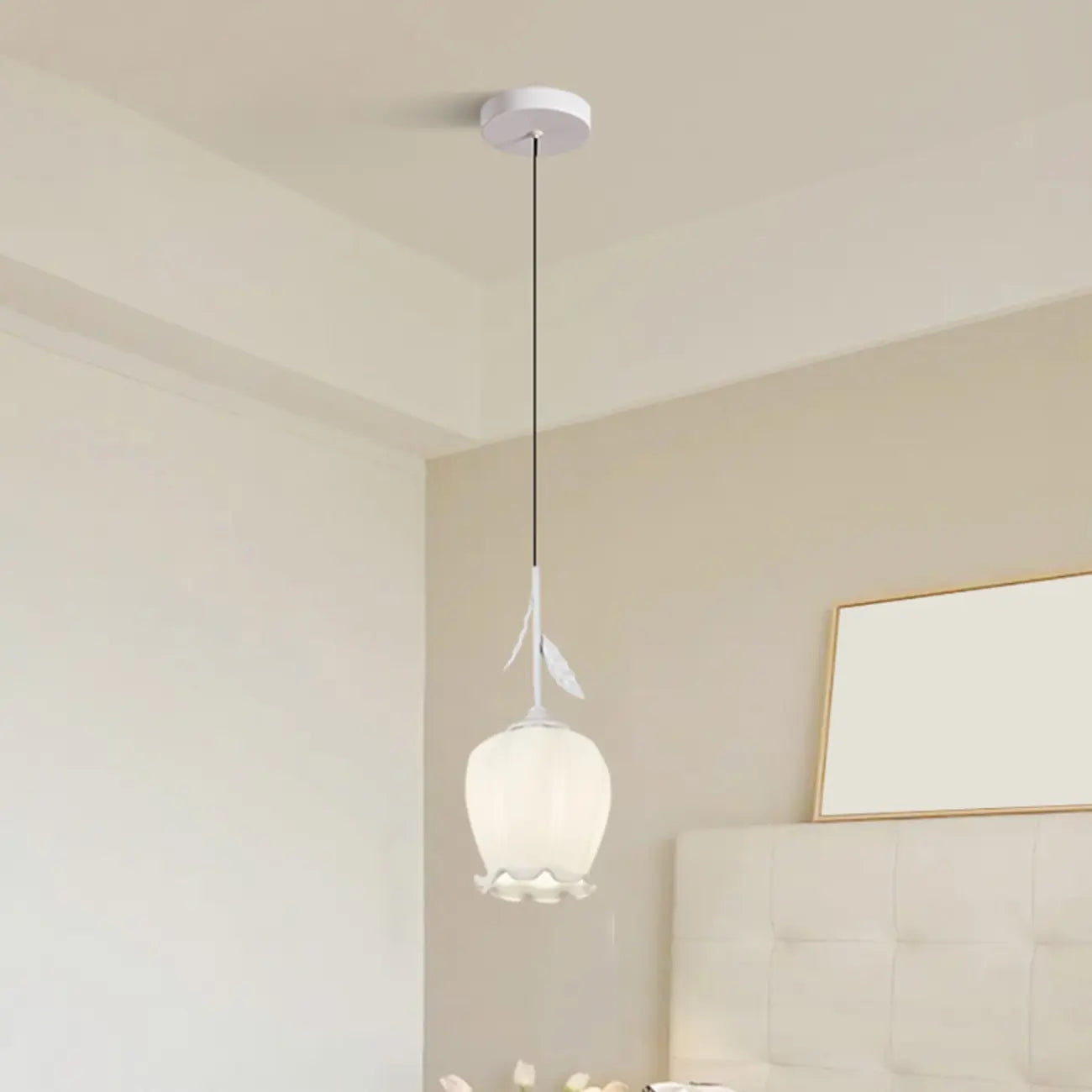 Lampe de chevet enfant, suspension tulipe en verre blanc