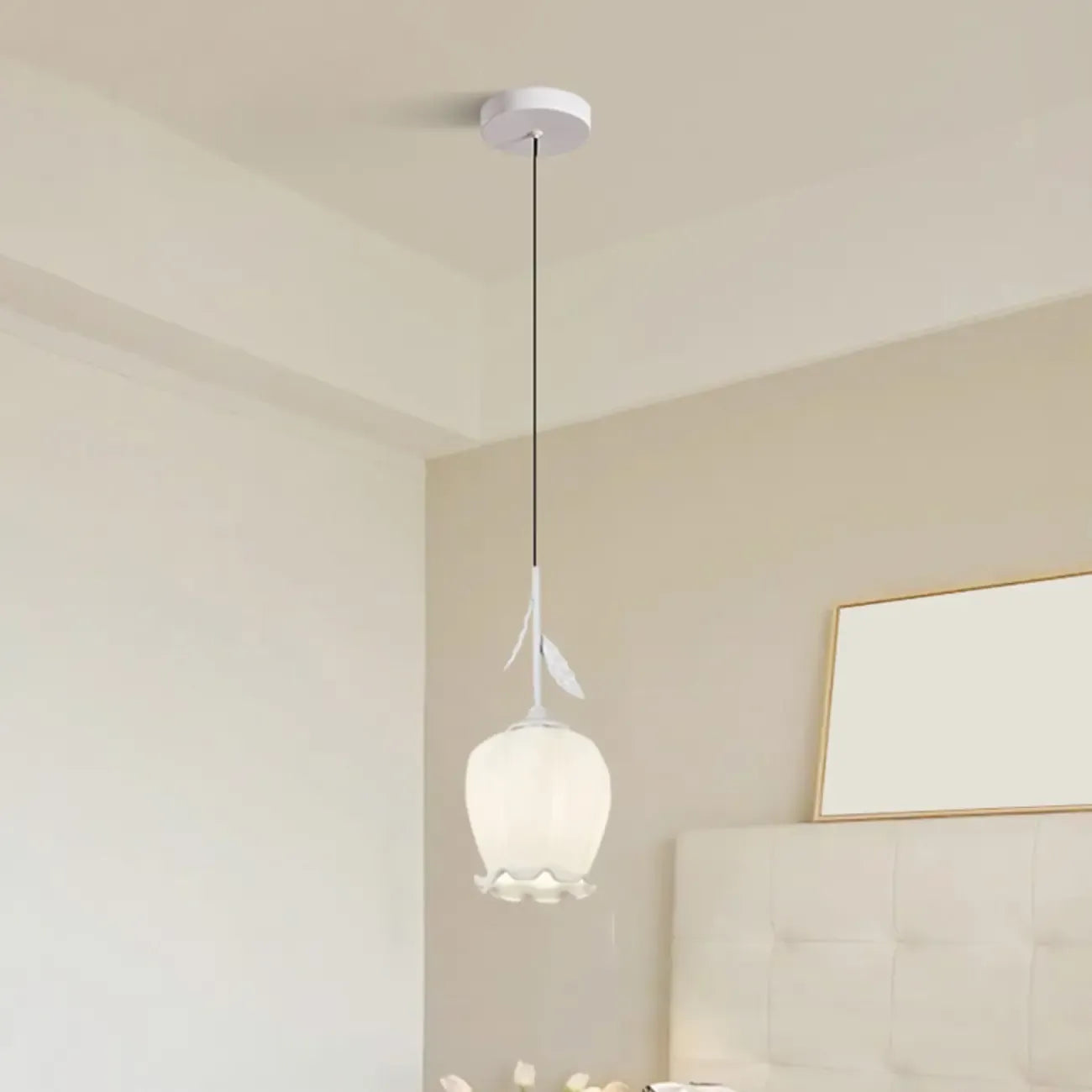 Lampe de chevet enfant, suspension tulipe en verre blanc