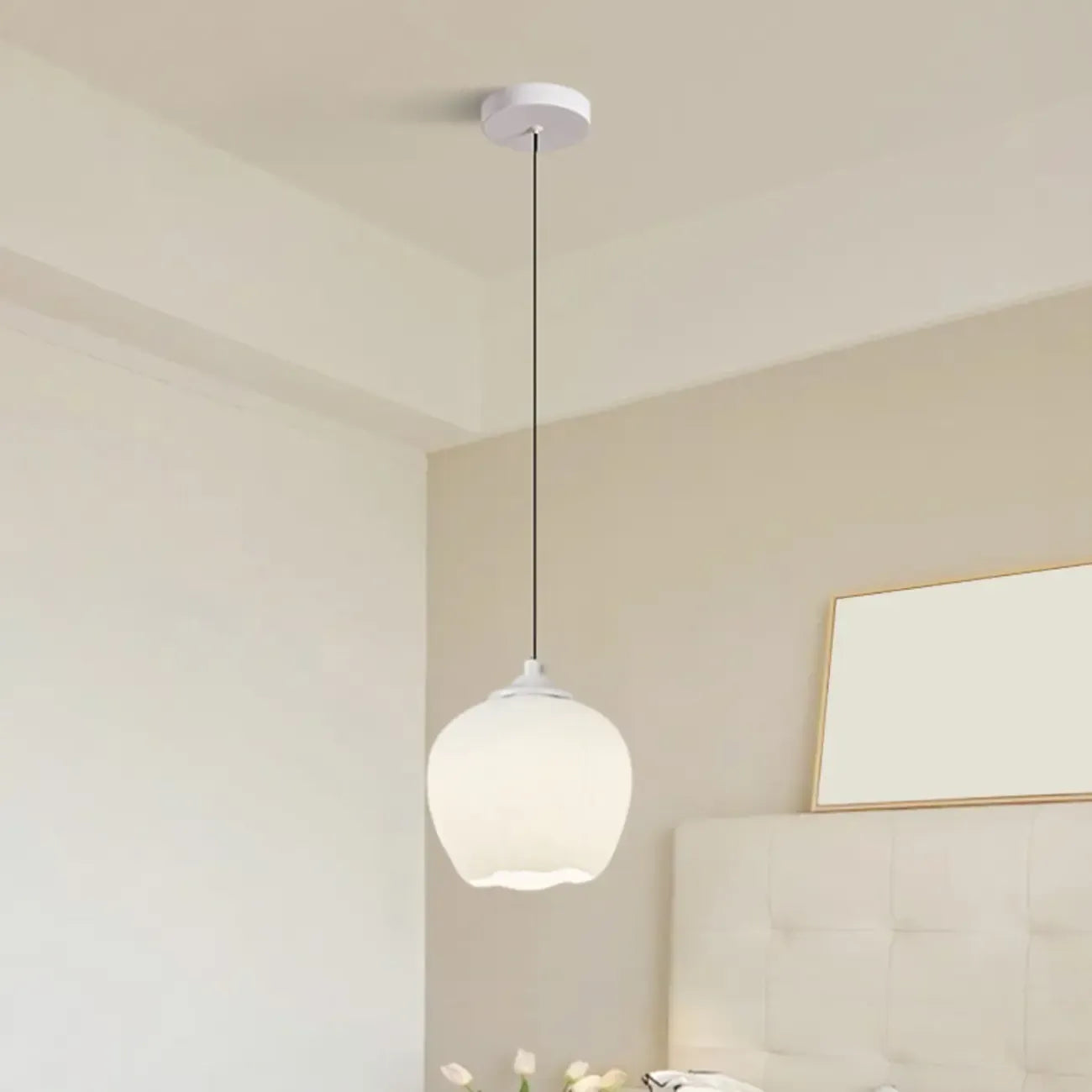 Lampe de chevet enfant, suspension tulipe en verre blanc