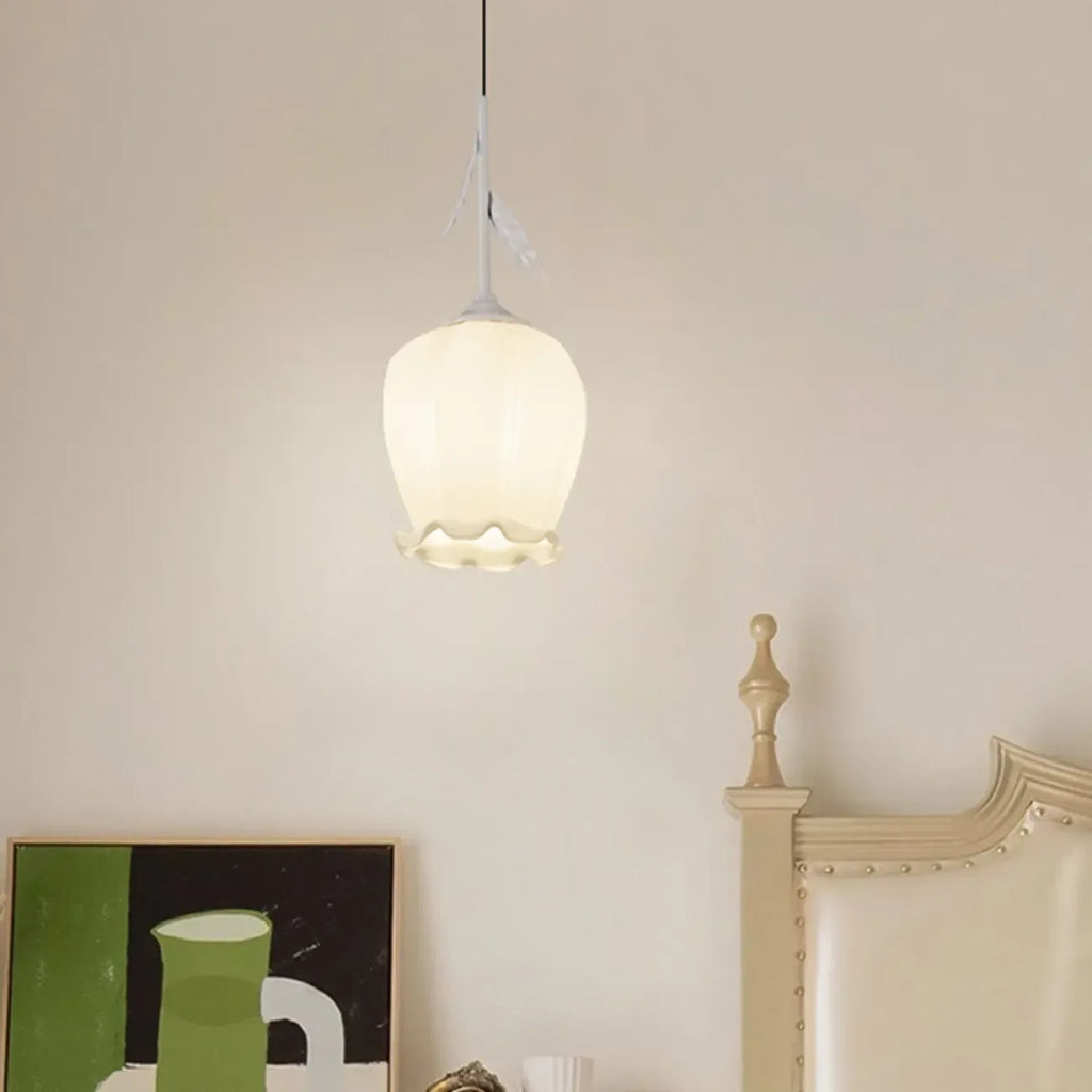 Lampe de chevet enfant, suspension tulipe en verre blanc