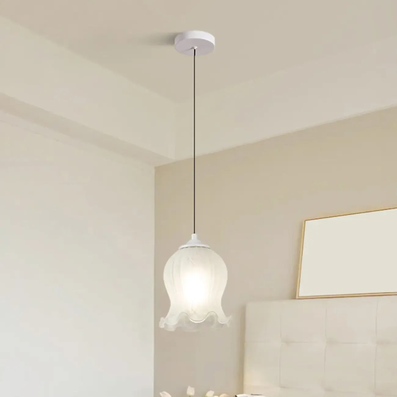 Lampe de chevet enfant, suspension tulipe en verre blanc