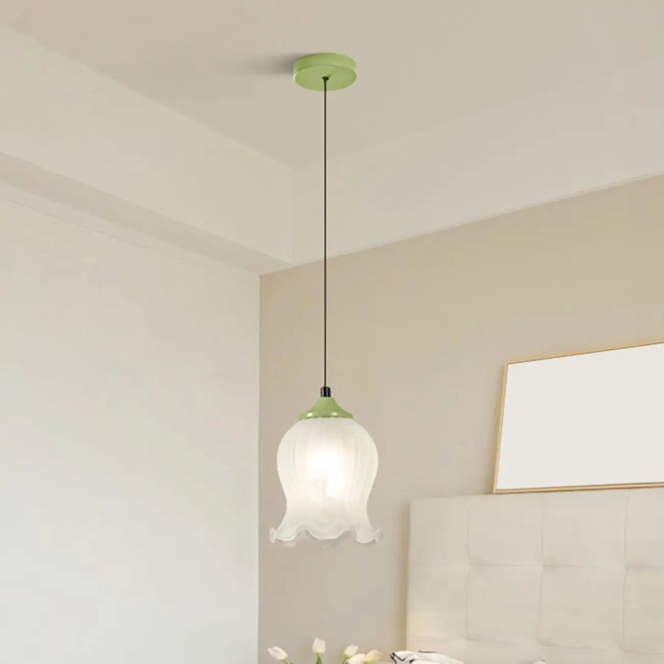 Lampe de chevet enfant, suspension tulipe en verre blanc