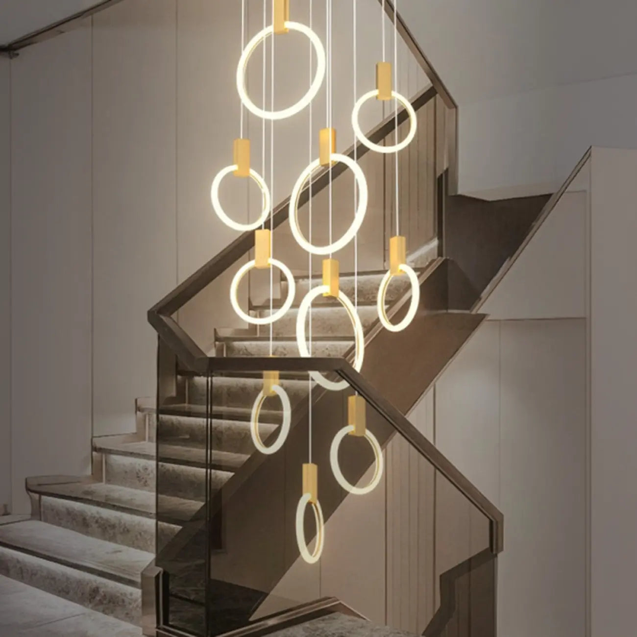 Suspension LED dorée personnalisable pour escalier