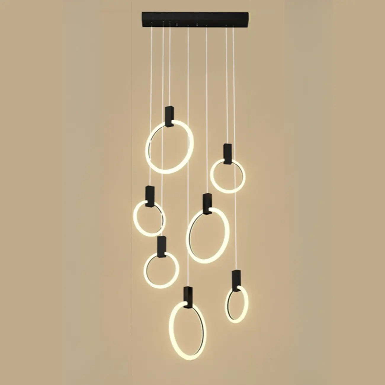 Suspension LED dorée personnalisable pour escalier