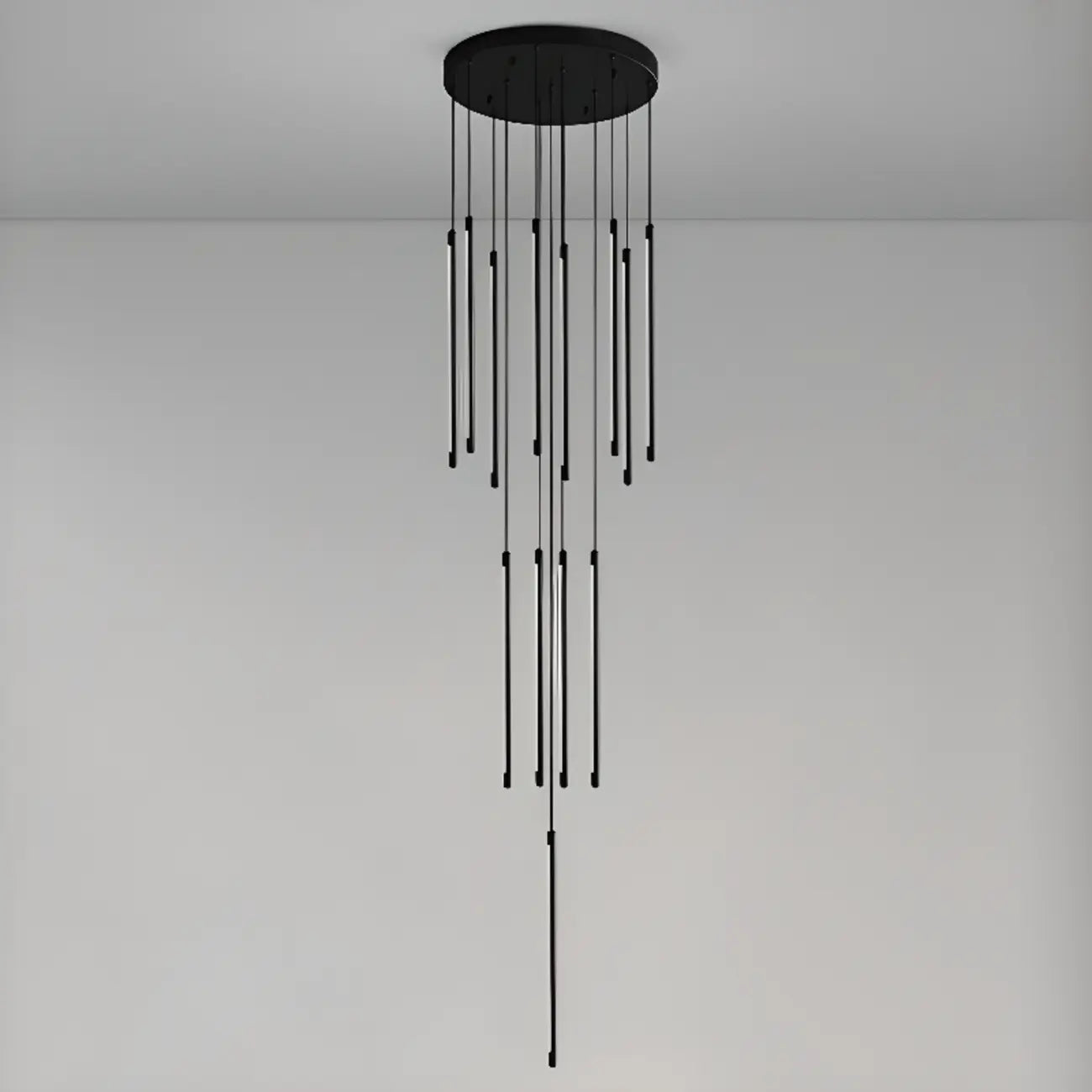 Suspension minimaliste en or et noir pour escalier