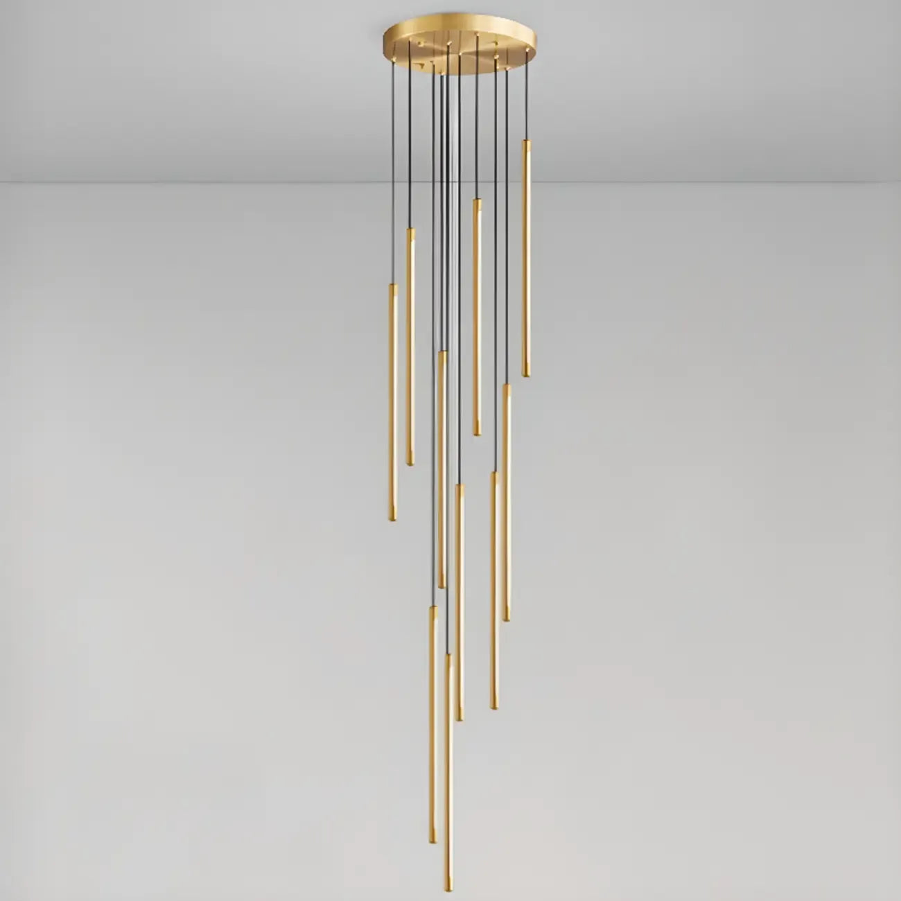 Suspension minimaliste en or et noir pour escalier