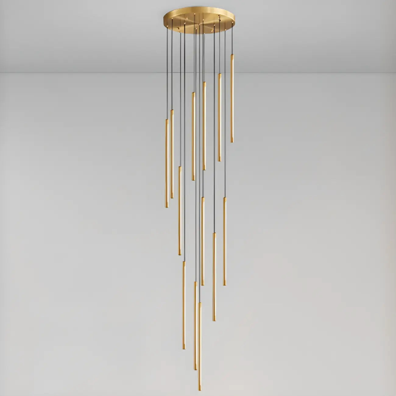 Suspension minimaliste en or et noir pour escalier