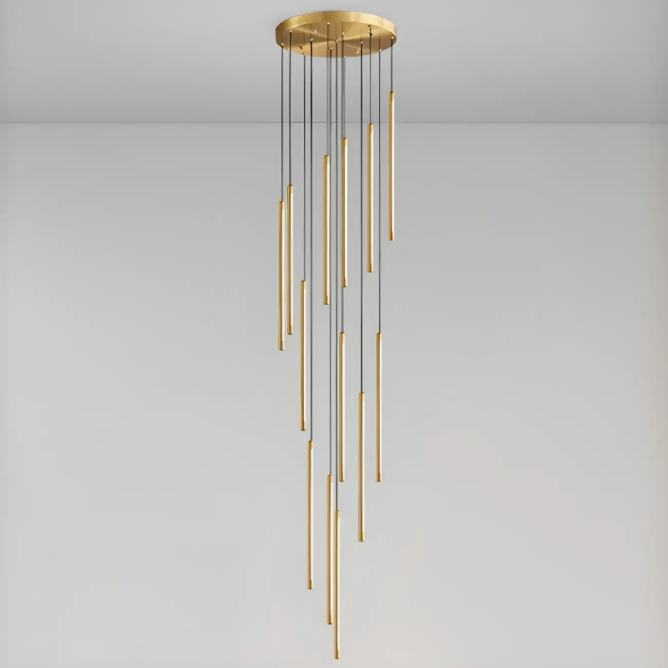 Suspension minimaliste en or et noir pour escalier