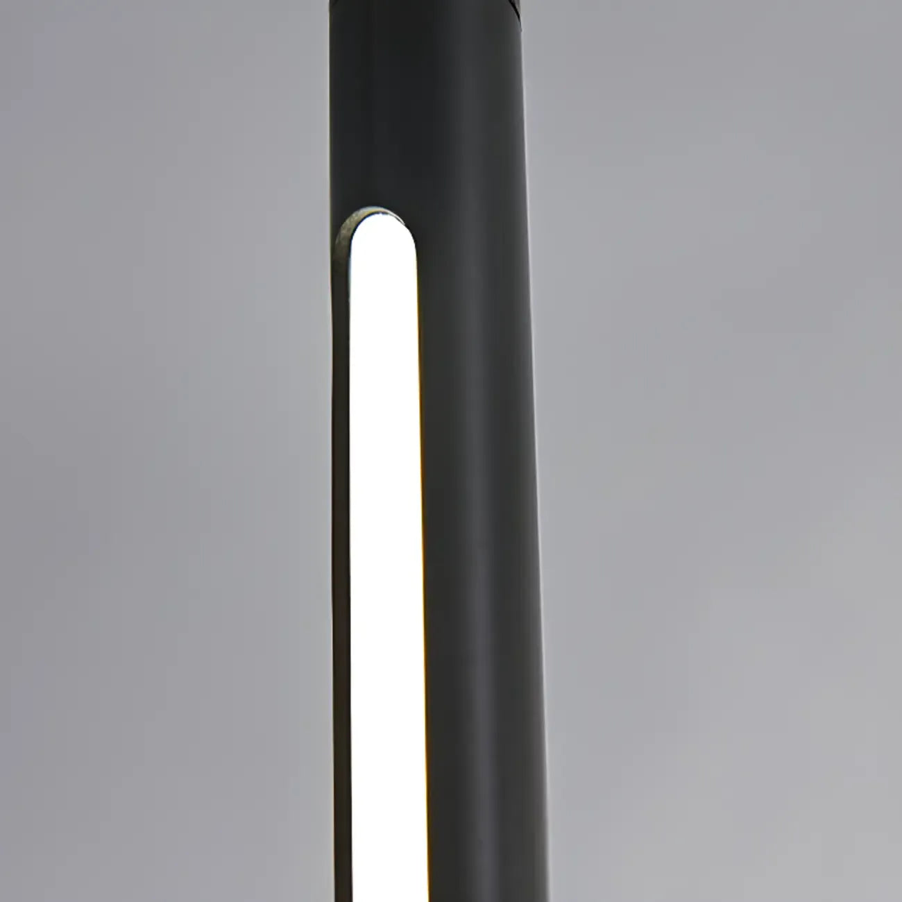 Suspension minimaliste en or et noir pour escalier