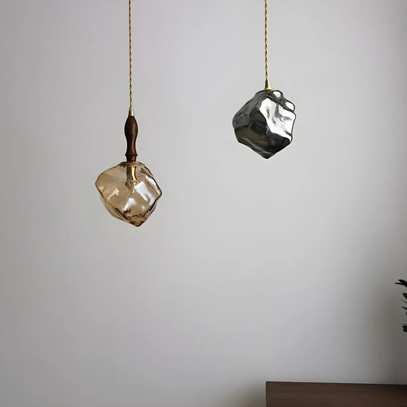 Suspension moderne en cristal ambré irrégulier pour la décoration intérieure