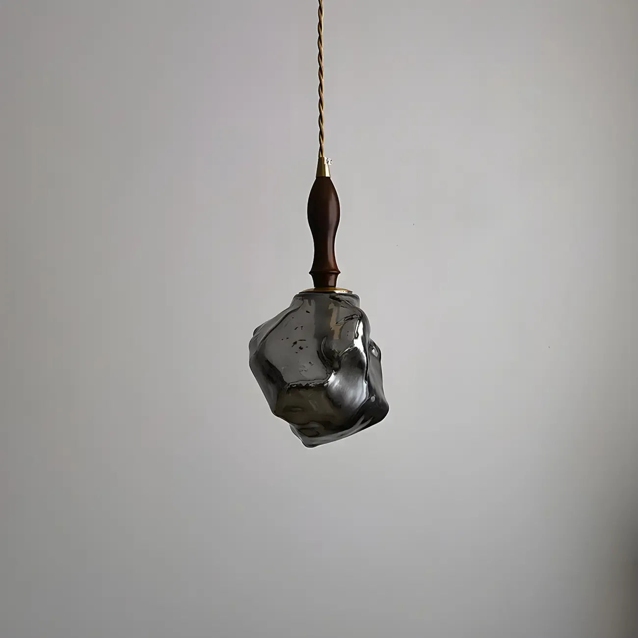 Suspension moderne en cristal ambré irrégulier pour la décoration intérieure