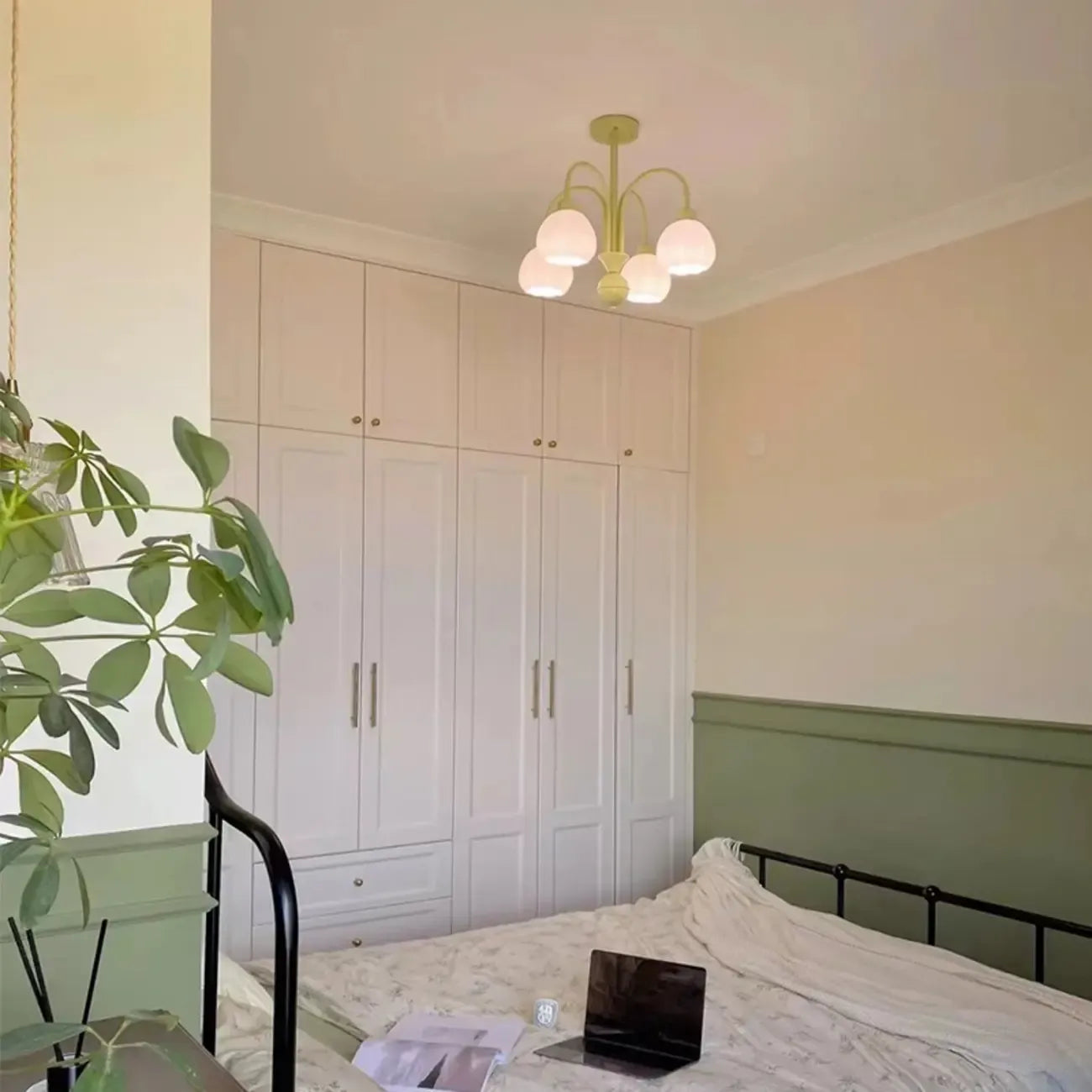 Lustre vintage floral en métal et verre pour salon