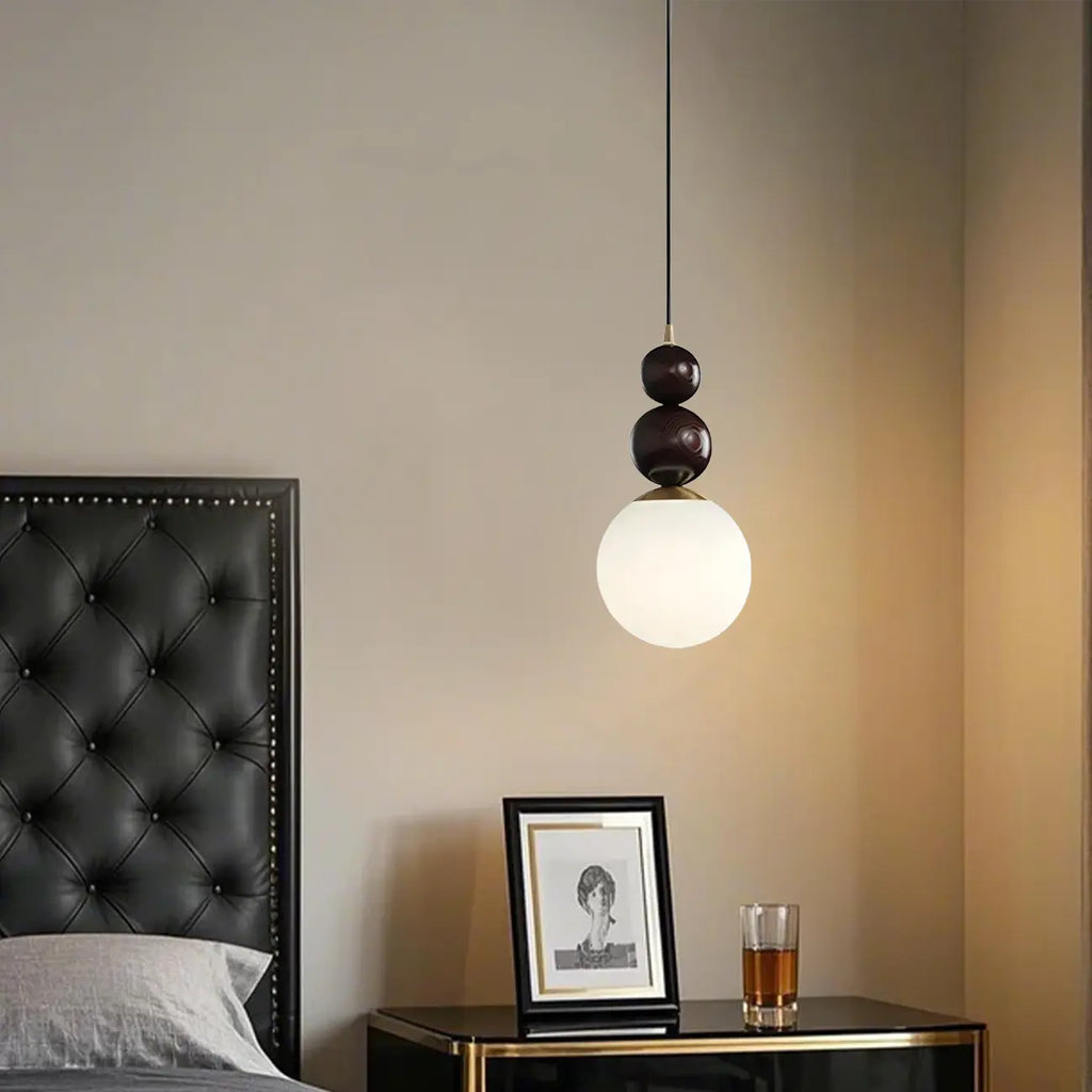 Suspension moderne en verre blanc avec perles noires superposées