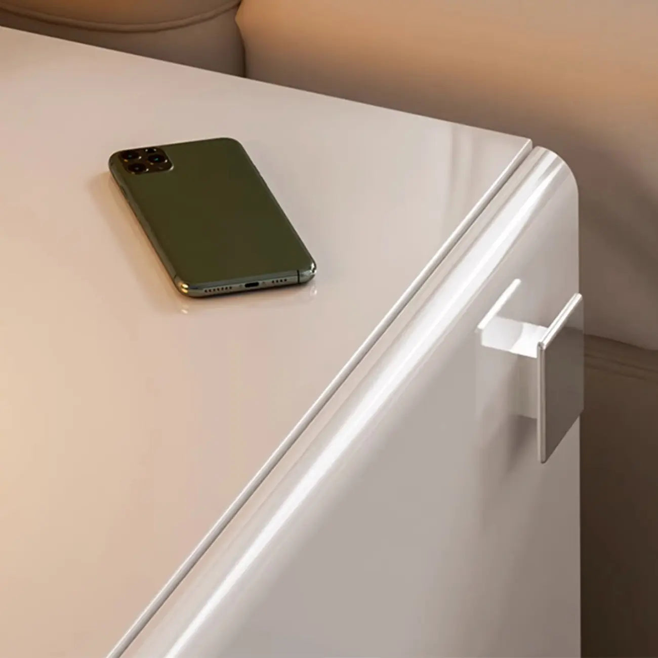 Table de chevet moderne en bois brillant et métal à 2 tiroirs