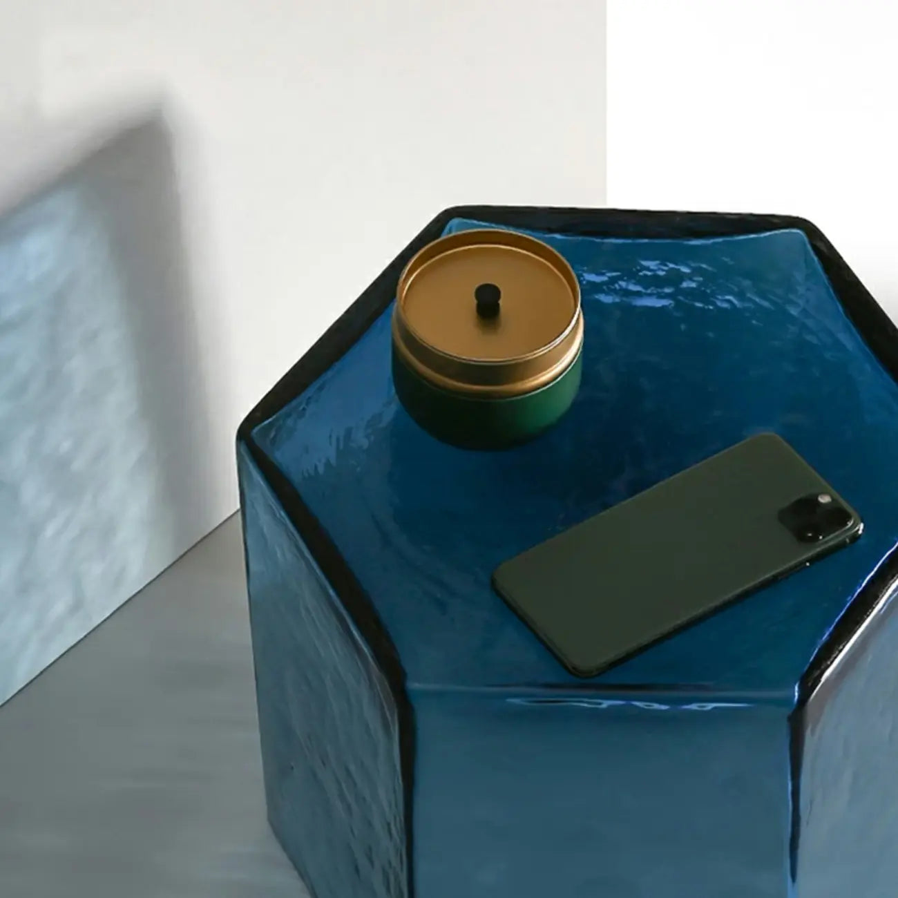 Table d'appoint hexagonale moderne en verre bleu pour salon