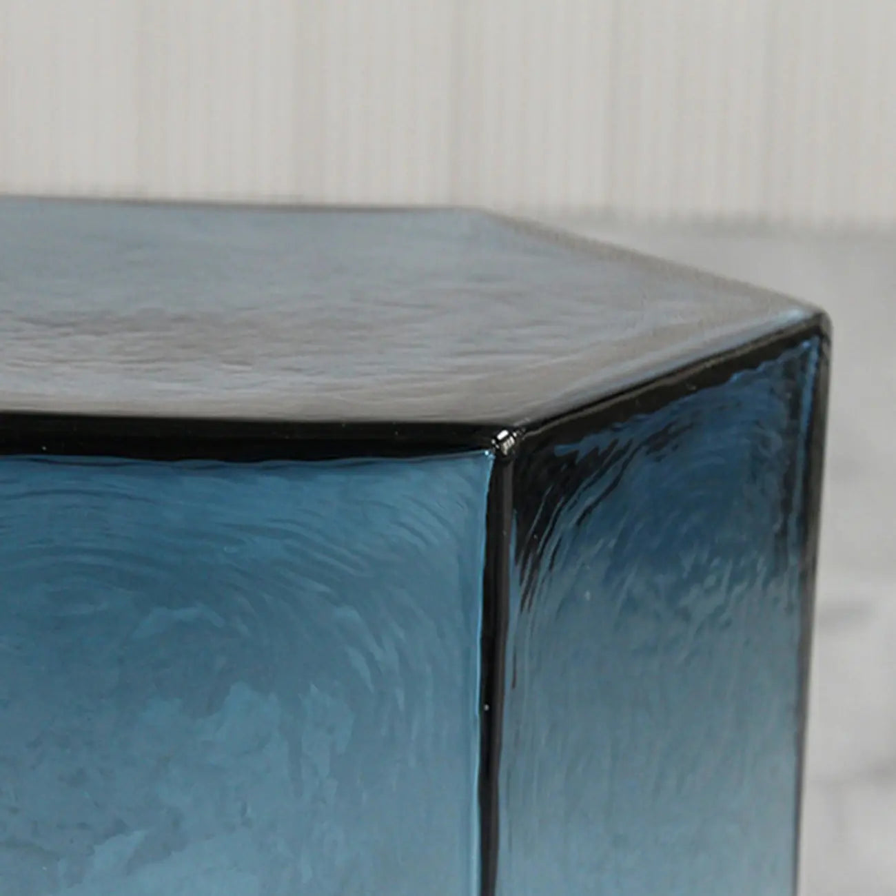 Table d'appoint hexagonale moderne en verre bleu pour salon