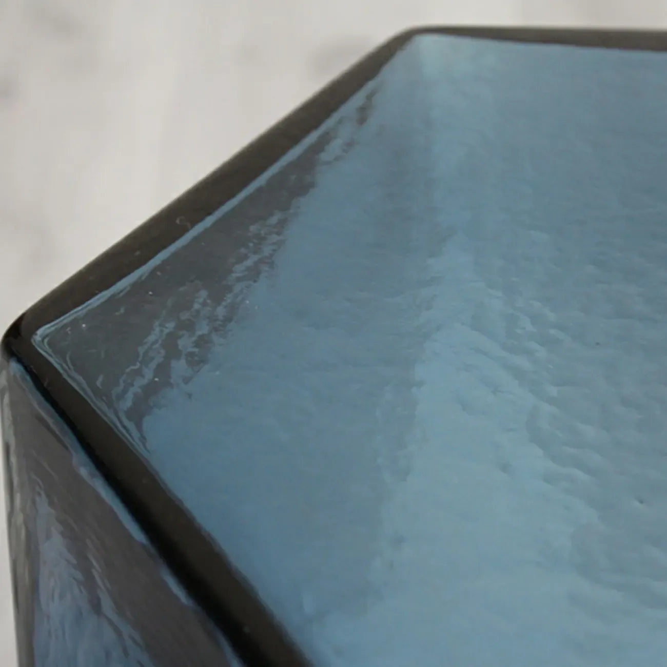 Table d'appoint hexagonale moderne en verre bleu pour salon