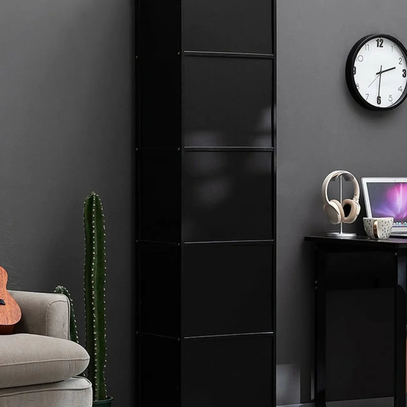 Élégante vitrine en bambou noir et verre pour salon