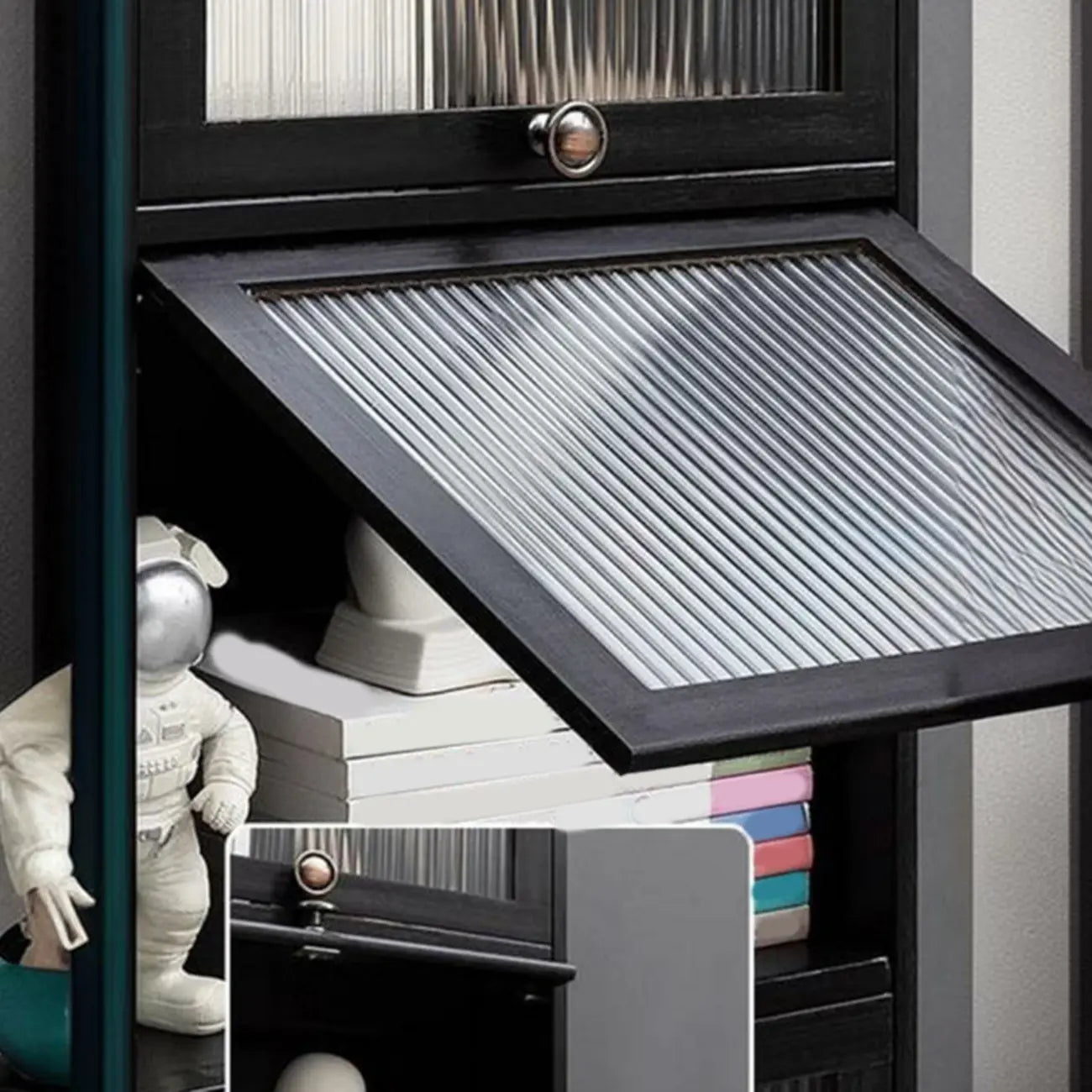 Élégante vitrine en bambou noir et verre pour salon