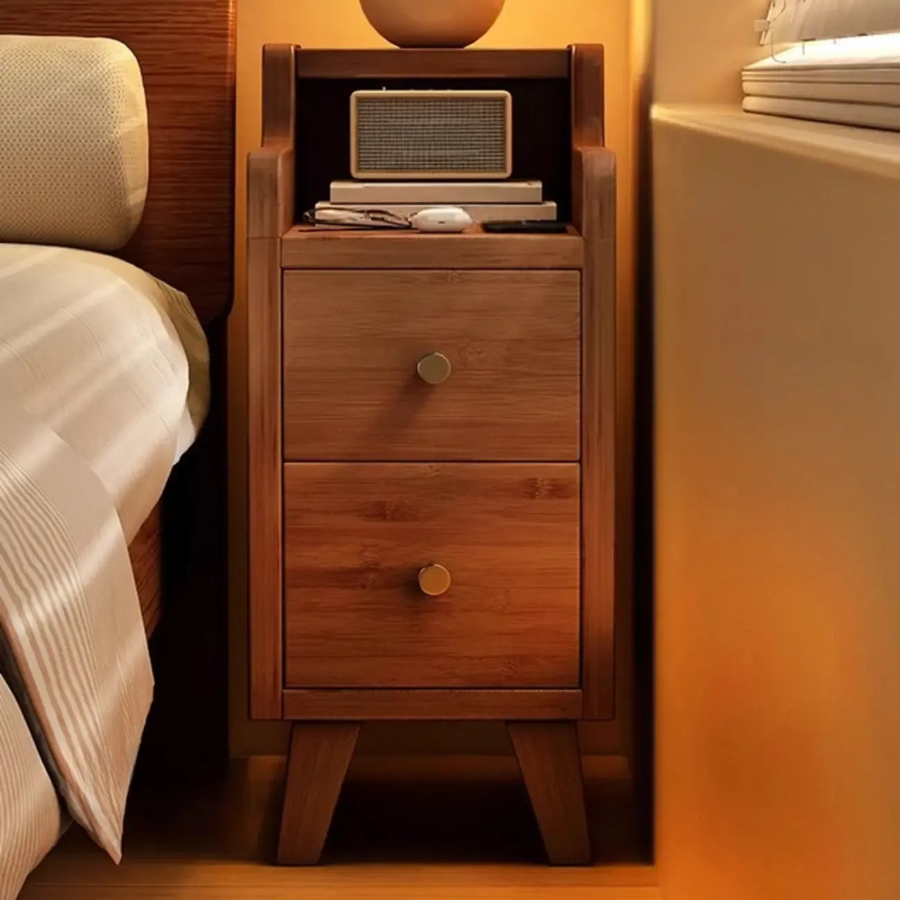 Tables de chevet étroites en bois blanc avec tiroirs